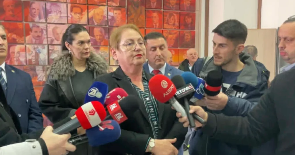Ministrja e Arsimit në Maqedoni detyron gazetarët të flasin maqedonisht: Gjuha shqipe nuk është zyrtare