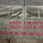 “0 900 kontakto Taulant Ballën për k…llëqe politike”, Vokshi publikon pamjet në muret e Tiranës: Revolta e njerëzve…