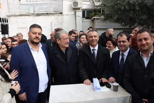 E përjashtuan, Arlind Boshku i përgjigjet Flamur Nokës: Ndërsa ju jetoni në luks të shfrenuar, demokratët vetëm varfërohen