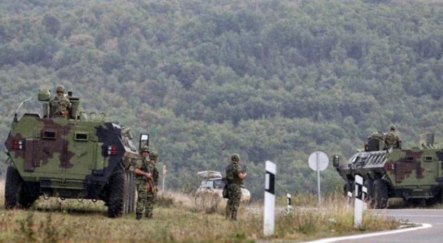 Helikopterë dhe parashutistë: Ushtria e Serbisë zhvillon stërvitje të pazakontë pranë kufirit me Kosovën