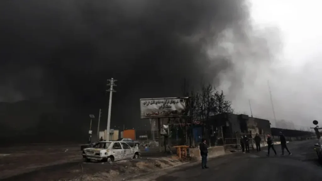 Dy të vrarë dhe 12 të plagosur pasi një predhë godet Riadin, ndodheshin brenda një kompleksi