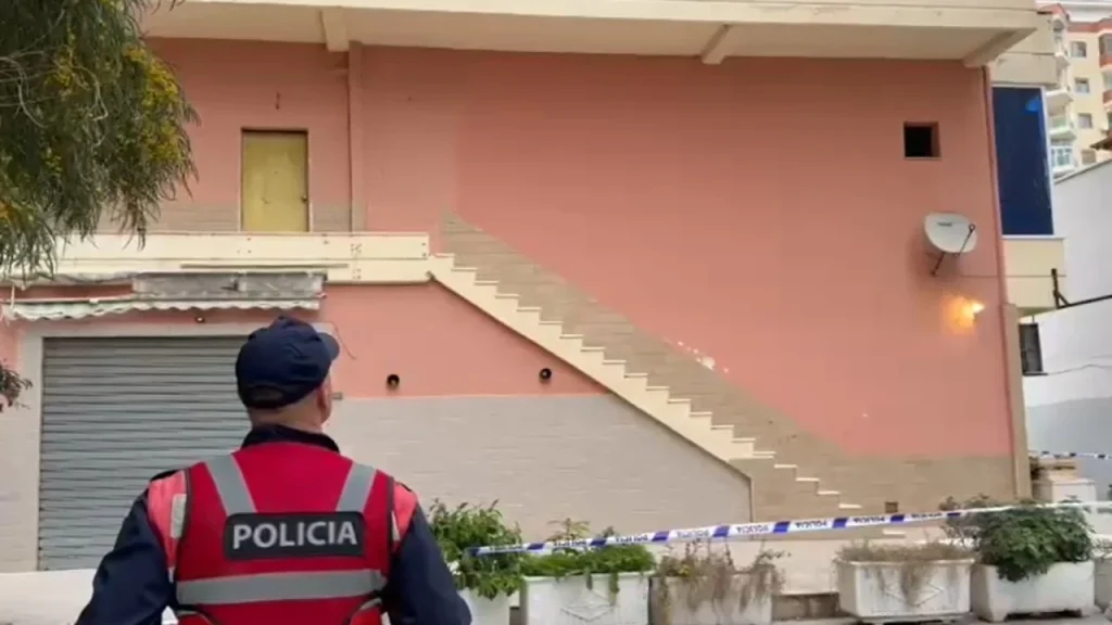 E rëndë në Vlorë, fëmija tre-vjeçar bie nga ballkoni i katit të katërt dhe ndërron jetë në spital