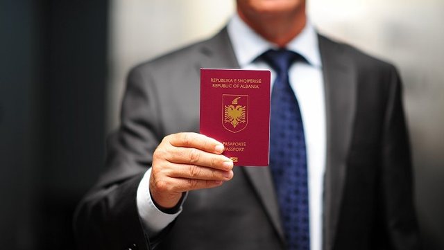 “Pasaporta shqiptare me procedurë të thjeshtuar”, PS propozon lehtësim të kushteve për dhënien e nënshtetësisë