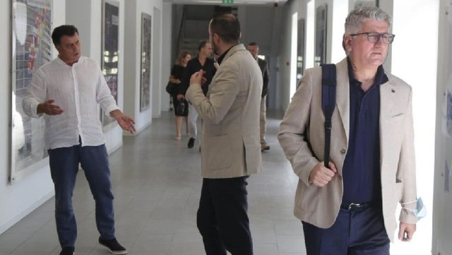 Salianji dorëzoi kandidaturën për kreun e PD dhe një mesazh për Berishën/ Reagon Flamur Noka!