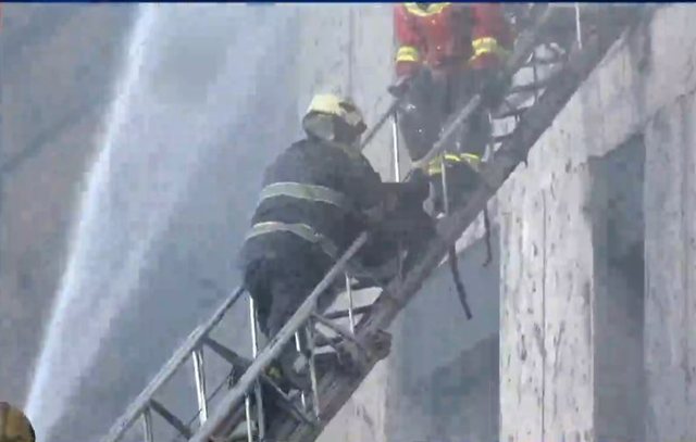 Flakët gjigante në pallat, momenti kur zjarrfikësit shpëtojnë një person