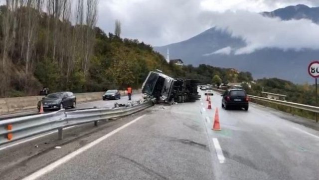 Aksident i rëndë në Rrugën e Kombit/ Një person humb jetën, tre të tjerë të plagosur!