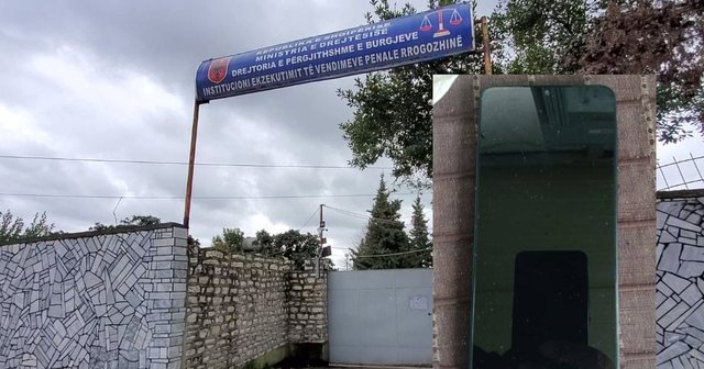 Shkon të takojë burrin në burgun e Rrogozhinës, gruaja tenton të fusë fshehurazi një telefon. E kishte fshehur në një vend të pazakontë