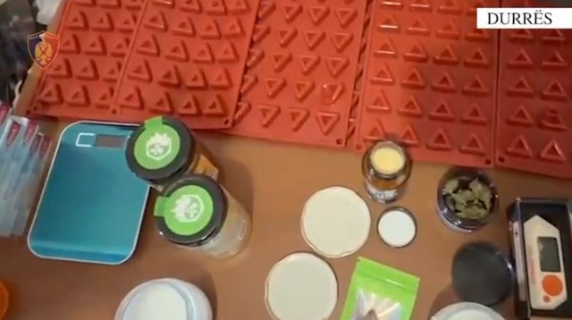 Prodhonin drogë sintetike në formë karamelesh dhe e shisnin pranë shkollave, arrestohen 2 vëllezër në Durrës! (EMRAT)