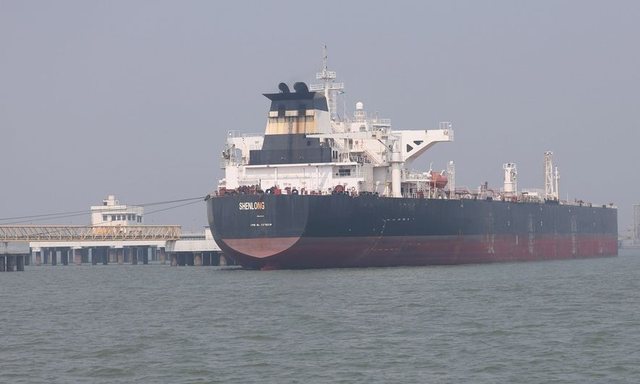 Irani mbyll sërish Hormuzin, sulmohen me armë 2 anije tregtare