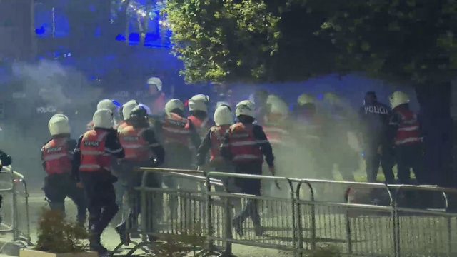 Protesta e opozitës/ Policia jep detaje: Arrestuam 11 protestues, Klevis Balliu dhe Aulon Kalaja procedohen penalisht