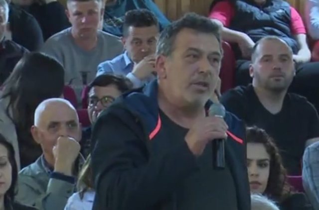 Qytetari ua thotë deputetëve në sy: Ndaloni Paketën e Maleve, do na grabiten tokat, pyjet, uji e kullotat