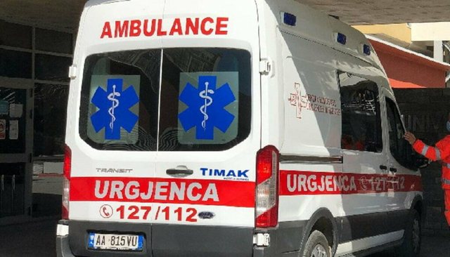 U rrëzua nga karrigia, 5-vjeçarja nga Pogradeci niset me urgjencë drejt “Traumës”