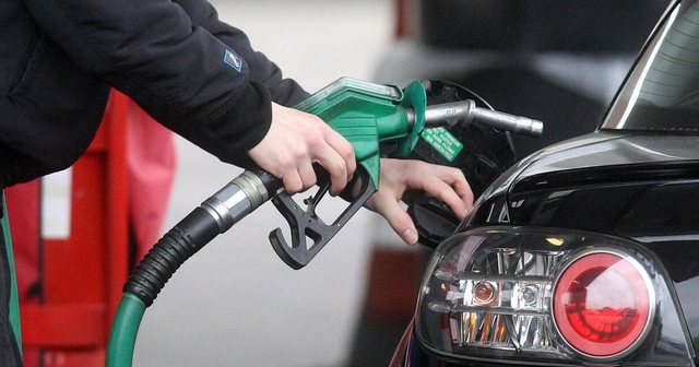 Çmimi rritet, konsumi rritet dhe më shumë: Shqiptarët nuk duan t’ia dinë sa shkon nafta