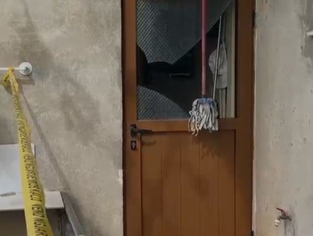 Detajet/ Hajduti gjendet i pajetë në një banesë në Fier, trupi i ngeci varur në dritaren e shtëpisë!
