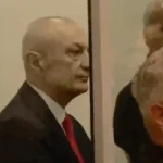 Gjyqi i themelit/ Ish-presidenti Meta shfaqet për herë të parë në publik pas arrestimit