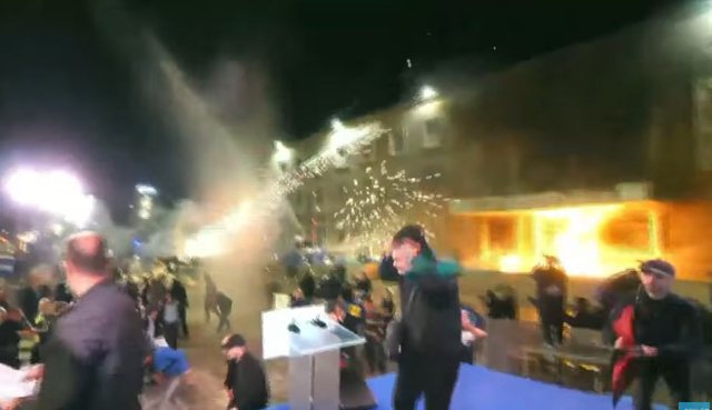 Molotov dhe fishekzjarre drejt Kryeministrisë pas përfundimit të fjalimit të Berishës