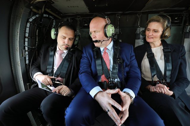 Ambasadori i SHBA në NATO vjen në Shqipëri, viziton bazën ajrore të Kuçovës me ministrin Ermal Nufi (më herët u takua me Ramën)