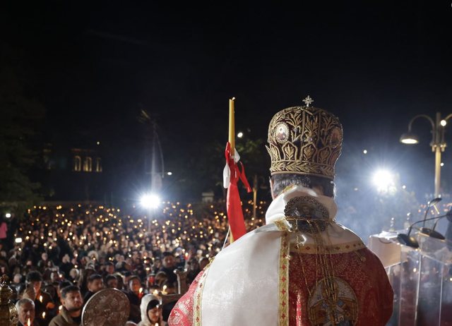 “Krishti u ngjall”, besimtarët ortodoksë në të gjithë vendin kremtojnë Pashkën!