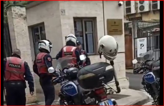 “Mos më prekni” – Qytetarja tenton të vetëdigjet në mes të Tiranës, shpëtohet nga Policia