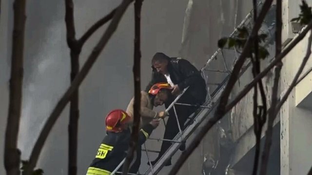 Zjarri te pallati “Farmacia 10”, shkon në 5 numri i të lënduarve, asfiksohet edhe një zjarrfikës (VIDEO)