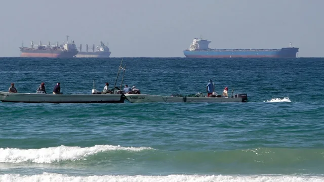 Irani hap Hormuzin, 20 anije përshkojnë pa probleme Ngushticën. Bie çmimi i naftës në Bursa