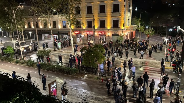 Protesta e opozitës dhe përplasjet me policinë, arrestohen 11 persona, 22 të shoqëruar