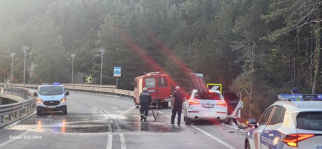 Aksident i frikshëm pranë Tunelit të Llogarasë, struktura metalike depërton brenda makinës