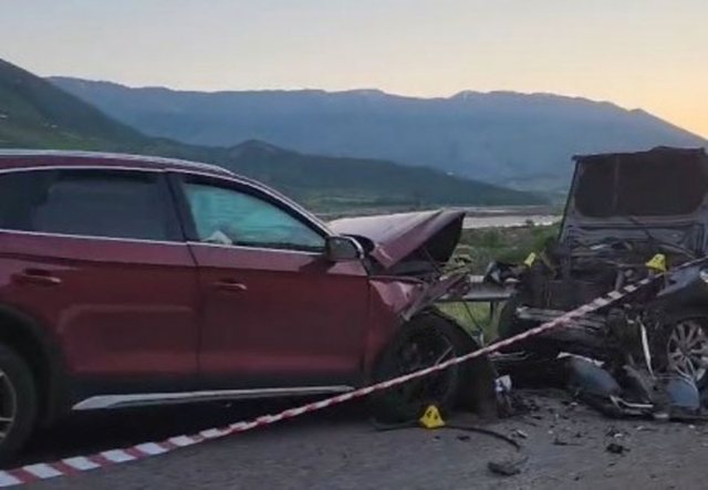 Aksident i rëndë në Memaliaj, dy automjete përplasen “kokë më kokë”! 8 persona në spital