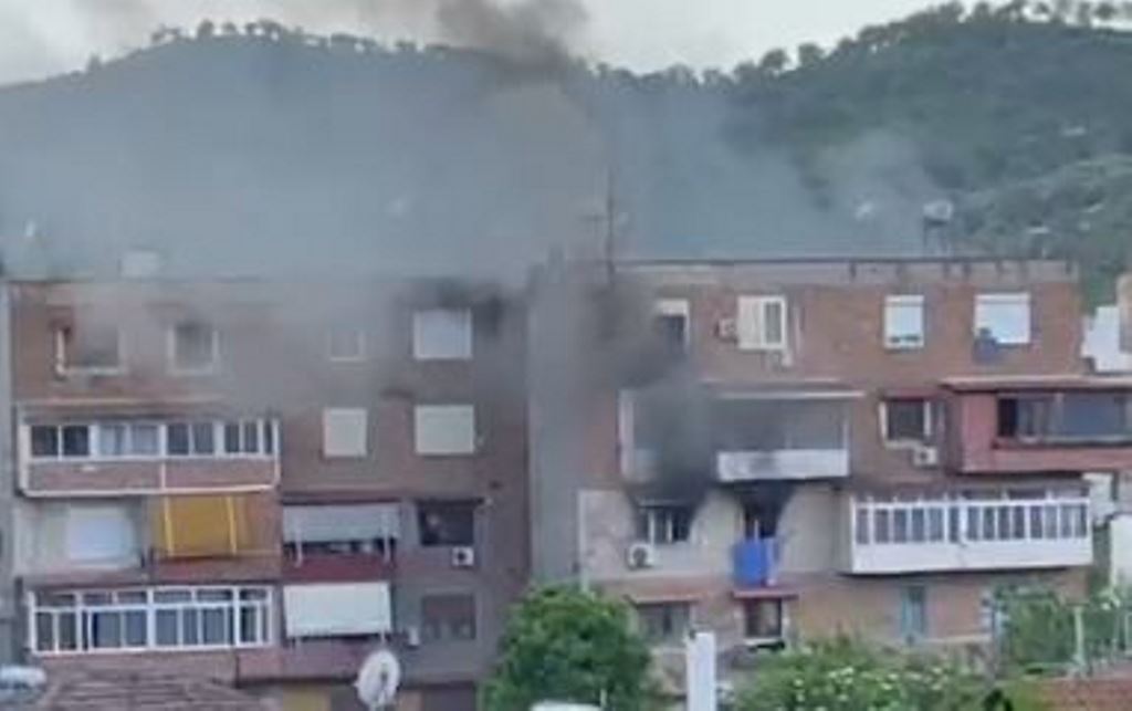 Zjarri përfshin një banesë në lagjen “Dyli Haxhire” në Elbasan, panik te banorët