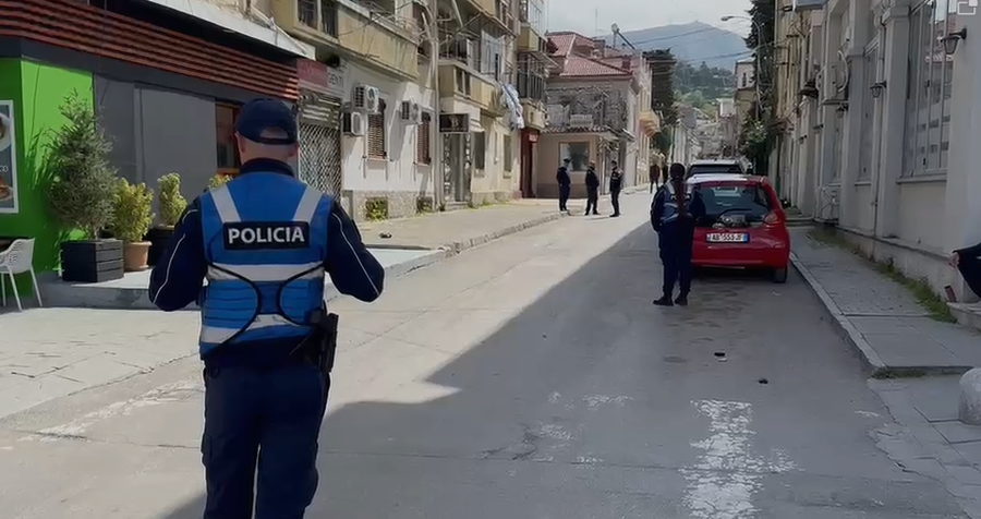 Përleshje e dhunshme mes të rinjve në Korçë, një person përfundon në spital