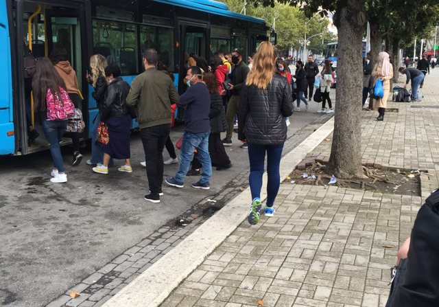 Transporti publik redukton shërbimin me 40%, vonesa të shumta dhe fluks i lartë qytetarësh në stacione