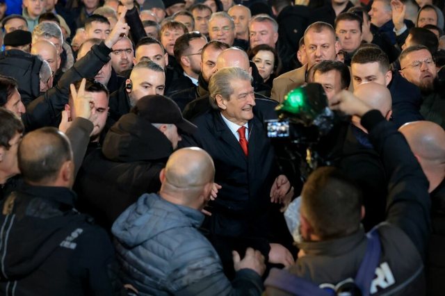 Sot protesta e PD, Berisha rikthen fjalimet. Nga ora 15:00 bllokohet qarkullimi në disa rrugë