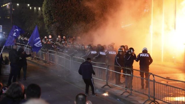 Protesta e opozitës/ PD kallëzon ministrin Lamallari, Hitën dhe gjithë zinxhirin drejtues të Policisë