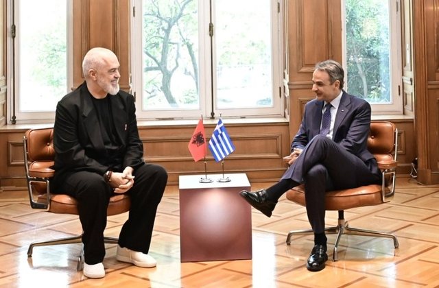 “Më vjen keq që nuk jam veshur si ti, gabim protokolli”, Edi Rama në siklet para Mitsotakis!