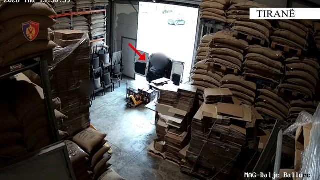 Vodhën 40 tonë kafe në subjektin ku punonin dhe e shitën duke përfituar 800 mijë Euro, arrestohen 2 magazinierët