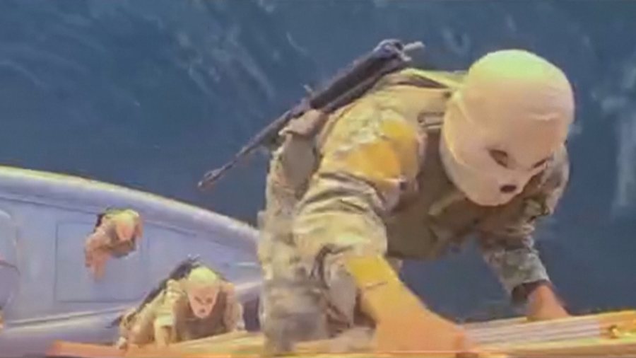 Malazezët bien në duart e Iranit, ushtarët me maska dhe armë marrin peng anijet në Hormuz