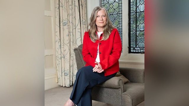 E trishtë/ Humbja e djalit e çon drejt vendimit ekstrem: Historia e një nëne që po trondit opinionin britanik