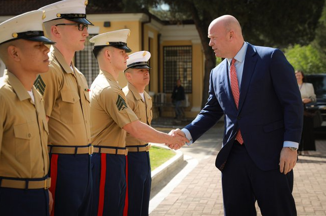 Ambasadori i SHBA-së në NATO viziton Tiranën