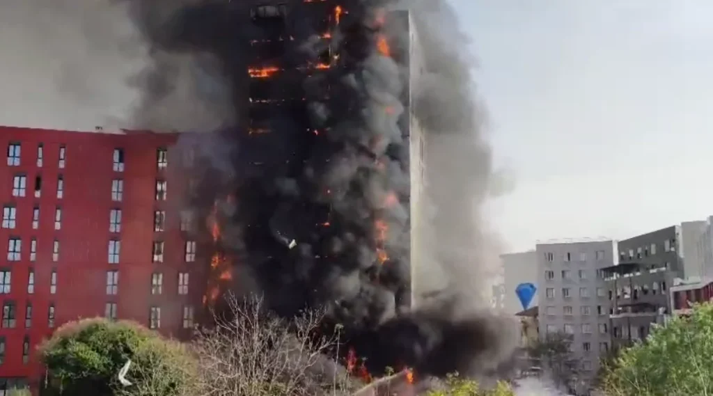 VIDEO/ Zjarri në pallatin pranë QSUT, flakët dalin jashtë kontrollit