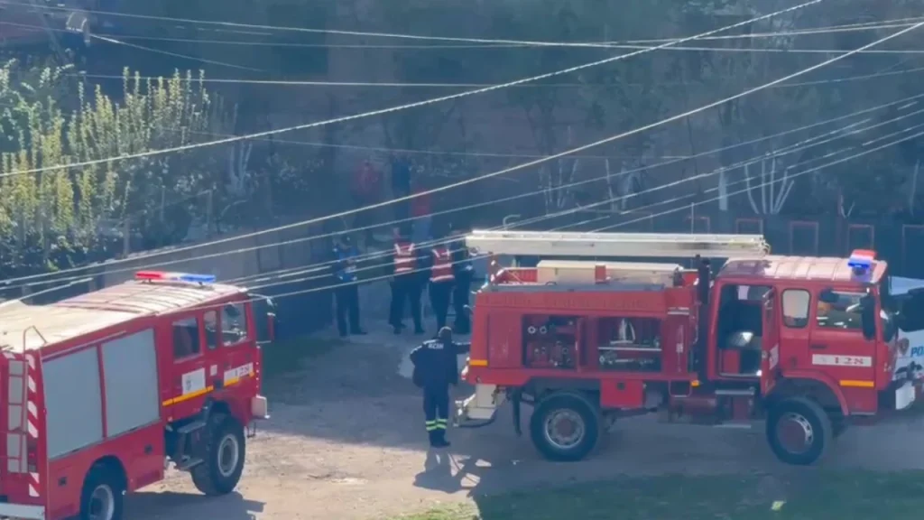 Përfshihet nga zjarri një banesë në Korçë, shpëton mrekullisht familja, shërbimet zjarrfikëse në vendngjarje