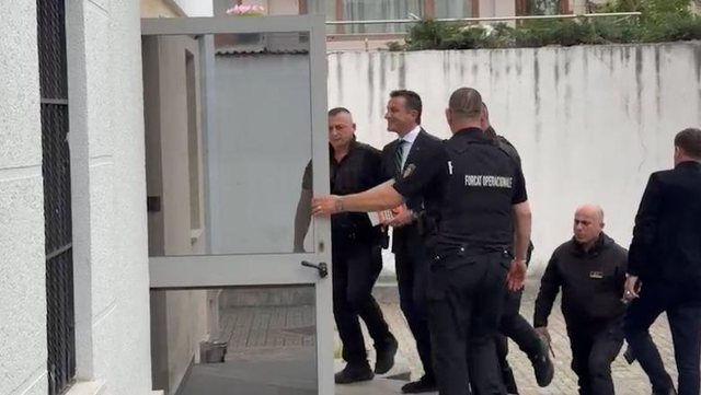 Padia kundër Ols Dados, Erion Veliaj mbërrin në Gjykatën Administrative