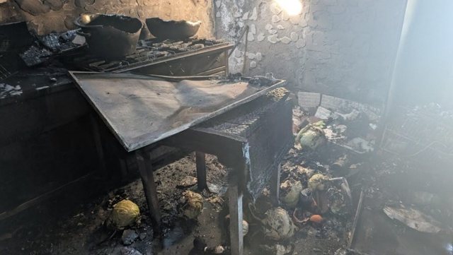 Zjarri i madh i mori jetën 25-vjeçarit, pamjet nga brenda fabrikës ku prodhoheshin skafe në Durrës (FOTO)