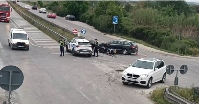 Aksident në autostradën Lushnjë-Fier, makina del nga rruga dhe përplaset me pemën. 65-vjeçarja përfundon në spital