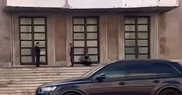 Video/ Qytetari përplas makinën në shkallët e Kryeministrisë dhe shkelmon derën e godinës!