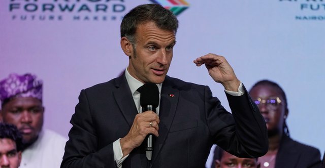 “Qetësi, ndryshe dilni jashtë” – Macron revoltohet gjatë një konference, ngrihet nga vendi dhe iu vë ultimatum të pranishmëve