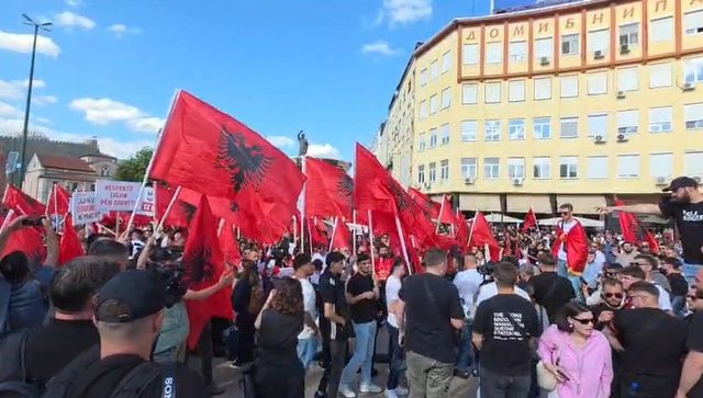 Përfundon protesta e studentëve shqiptarë në Shkup, arrestohen tre të rinj. Organizatori: Nuk do të ndalemi