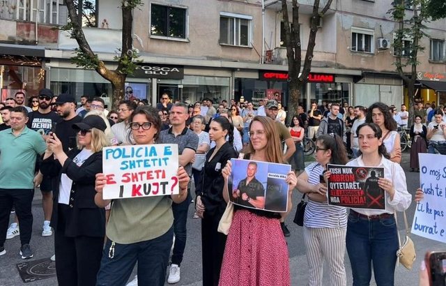 Protesta kundër ndërtimeve në zonat e mbrojtura, qindra qytetarë para Ministrisë së Brendshme!