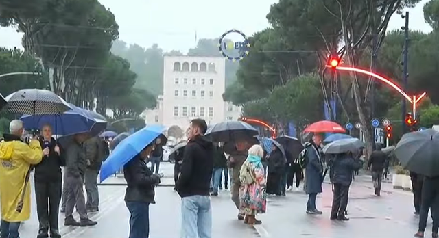 Protesta e opozitës, nis grumbullimi i qytetarëve para Kryeministrisë, 1,500 efektivë në terren