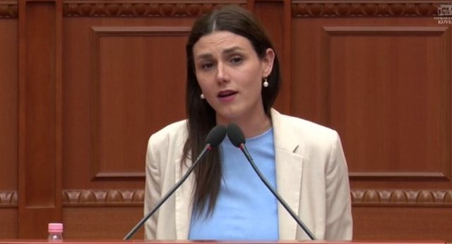 Ish-ministrja e kthyer në “meme”, kritikon deputetët e PS dhe PD për fjalimet e tyre