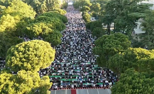 Sot Kurban Bajrami, mijëra besimtarë myslimanë falin namazin në bulevardin ‘Dëshmorët e Kombit’